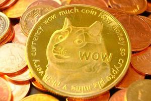 moedas de criptomoeda na mesa e conceito de moeda digital, dinheiro digital no futuro, fundo de moedas de ouro foto