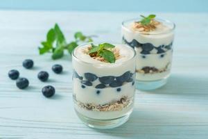 mirtilos frescos e iogurte com granola - estilo de comida saudável