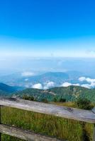 bela camada de montanha com nuvens e céu azul na trilha natural de kew mae pan em chiang mai, tailândia foto