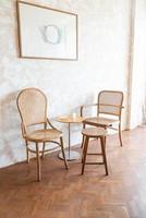 mesa e cadeira vazias em uma cafeteria e um restaurante-café foto