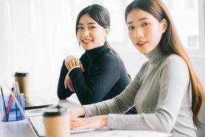 empresárias asiáticas no escritório foto