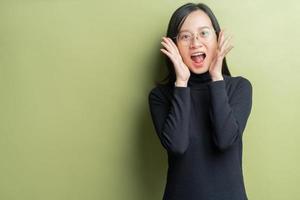 mulher asiática de preto gritando foto