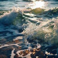 uma ampla corpo do água com ondas chegando dentro para costa foto