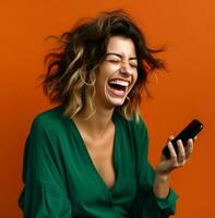 uma lindo mulher rindo e tocando em dela célula telefone enquanto uma verde fundo, moderno envelhecimento estoque imagens, ai gerado envelhecimento imagens foto
