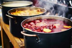 bebidas frutas e bagas quente ponderado vinho dentro panelas com vapor dentro rua Comida mercado. generativo ai foto