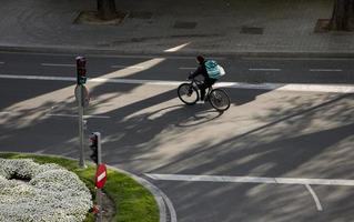 mensageiro de bicicleta nas ruas de madri, espanha foto