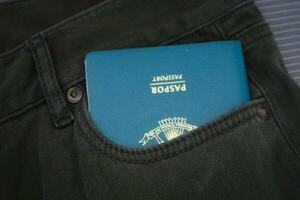 a indonésio cidadania Passaporte dentro uma verde jeans bolso. foto