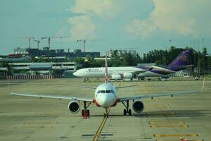 Bangkok, Tailândia em Julho 9, 2023. tailandês vias aéreas avião e ar Ásia avião em a avental do não mueang internacional aeroporto. foto