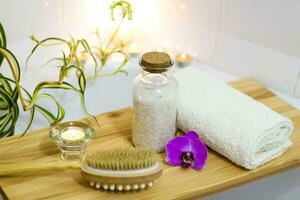 spa-beleza salão, bem estar Centro. spa tratamento aromaterapia para uma mulher corpo dentro a banheiro com velas, óleos e sal. foto