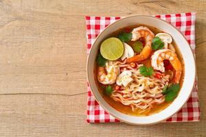 macarrão instantâneo ramen em sopa picante com camarão ou tom yum kung - comida asiática