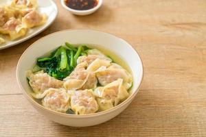 sopa de wonton de porco ou sopa de bolinho de porco com vegetais - estilo de comida asiática foto