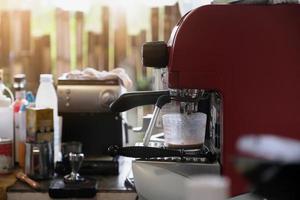 espresso derramando da máquina de café. fabricação de café profissional foto