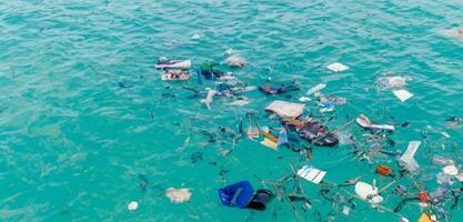 beira-mar lixo flutuando lixo água poluição global aquecimento fundo foto