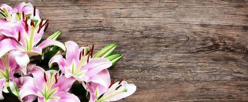 lírio flores em uma de madeira fundo brilhante cor fundo foto