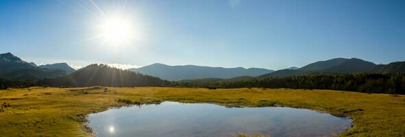 panorama do paisagens montanhas rural lagoas dentro a tarde quando a Sol é brilhando foto