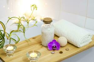 spa-beleza salão, bem estar Centro. spa tratamento aromaterapia para uma mulher corpo dentro a banheiro com velas, óleos e sal. foto