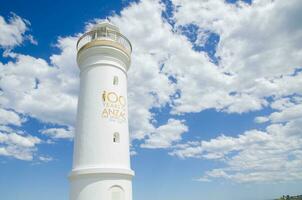 Kiama, Novo sul País de Gales, Austrália. kiama Porto luz, é a ativo farol, é localizado fechar para a blowhole ponto. a imagem estava ocupado dentro nublado dia. foto