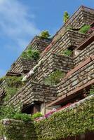 barcelona, Espanha - 13 agosto 2023 a verde fachada do uma hotel dentro a Turística tossa de março. varandas com grande quantidade do vegetação. foto