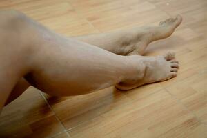 mulher pernas aplicando pele Cuidado creme para auto Cuidado mulheres auto Cuidado foto