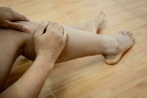 mulher pernas aplicando pele Cuidado creme para auto Cuidado mulheres auto Cuidado foto