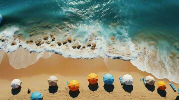 topo Visão do a arenoso de praia e a mar com Sol espreguiçadeiras e Sol guarda-chuvas em período de férias dentro a recorrer. ai gerado foto