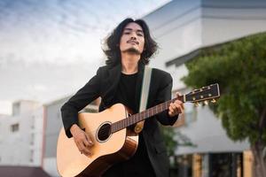 retratos homem segura guitarra tocando festival de música ao ar livre, estilo de vida, moda, música, rua, ao ar livre foto