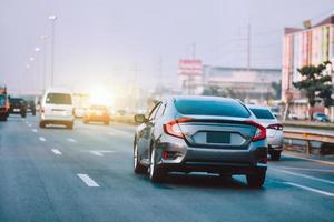 velocidade de direção do carro em rodovia foto