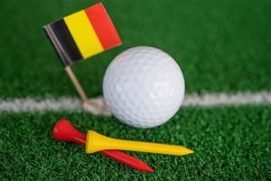 a bola de golfe com a bandeira da Alemanha e o tee no gramado verde ou grama são os esportes mais populares do mundo. foto