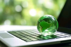 computador portátil com terra globo em de madeira mesa e verde bokeh fundo ai generativo foto