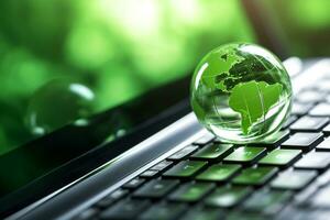 computador portátil com terra globo em de madeira mesa e verde bokeh fundo ai generativo foto