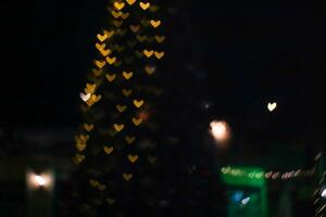 amarelo bokeh e borrão coração forma amor namorados dia colorida noite luz em árvore foto