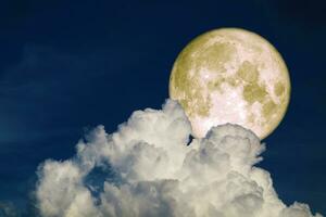cheio lua e branco silhueta nuvem dentro a noite céu foto