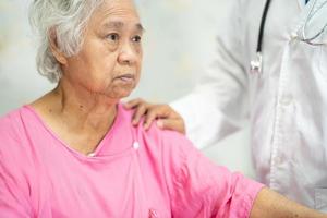 médico asiático tocando paciente asiático de mulher idosa sênior ou idosa com amor, cuidado, ajuda, incentivo e empatia na enfermaria do hospital, conceito médico forte saudável.