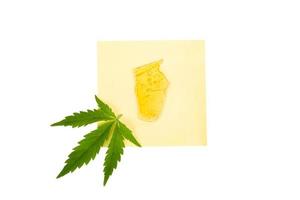 concentrado de resina de maconha, cera de cannabis de cor âmbar amarela isolada no fundo branco foto