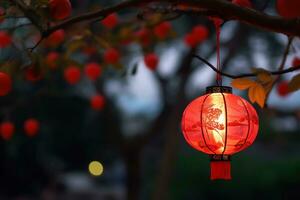 chinês vermelho lanternas em a fundo do uma florescendo árvore dentro a parque ai gerado foto