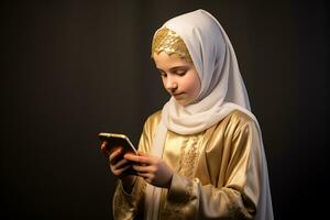 pequeno muçulmano menina usando inteligente telefone em Preto fundo. Ramadã kareem conceito ai gerado foto