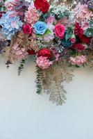 pano de fundo do casamento, decoração de flores de casamento, parede de rosas, fundo colorido, rosa fresca, ramo de flores foto