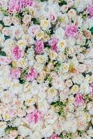 foco seletivo de decoração de flores de casamento, foco suave de flor branca foto