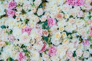 foco seletivo de decoração de flores de casamento, foco suave de flor branca foto
