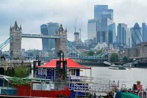 baixo ângulo Visão do central Londres cidade às rio Tamisa e torre Londres ponte durante uma nublado dia do Junho 18, 2023. Londres, Inglaterra, Unidos reino, ótimo Grã-Bretanha percorrer. foto