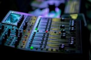 verificação de som para concerto, controle de mixer, engenheiro de música, bastidores foto