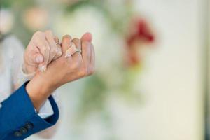 mão juntos amor casal, conceito romântico e feliz, casal de noivos, noivo e mão da noiva foto