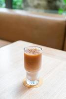 copo de café com leite gelado em cafeteria e restaurante foto