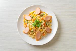 arroz frito com linguiça e vegetais mistos