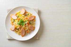 arroz frito com linguiça e vegetais mistos