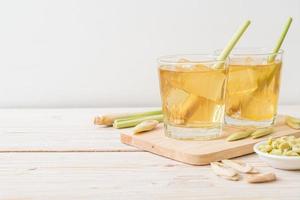 Suco de capim-limão gelado em fundo de madeira foto