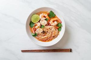macarrão com sopa picante e camarões ou tom yum kung - comida asiática foto
