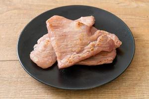 carne de porco seca ao sol frita no prato foto