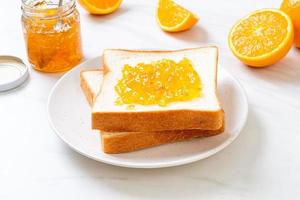 fatias de pão com geléia de laranja foto