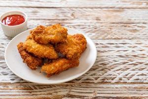 asas de frango frito com ketchup - comida não saudável